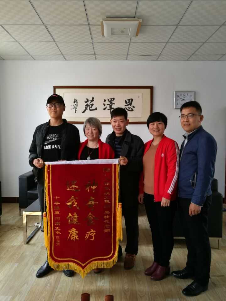 宝娟、小帅、玉玺陪老师为文乐送行前合影.jpg